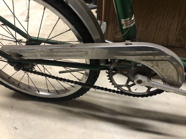 The chainguard has surface corrosion but it's straight and can also be re-used. Honestly, all of it looks like it could be re-used, but there's no way I'm keeping those cottered cranks.